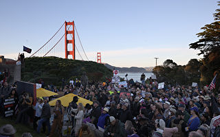 组图：不满防疫措施 旧金山民众聚集抗议