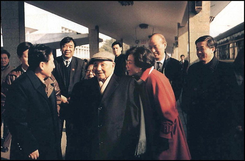 1992年,鄧小平南巡講話後,進一步提出要搞社會主義市場經濟,從此完全打開了中共權貴鯨吞國有資產的大門。(ACT/AFP)