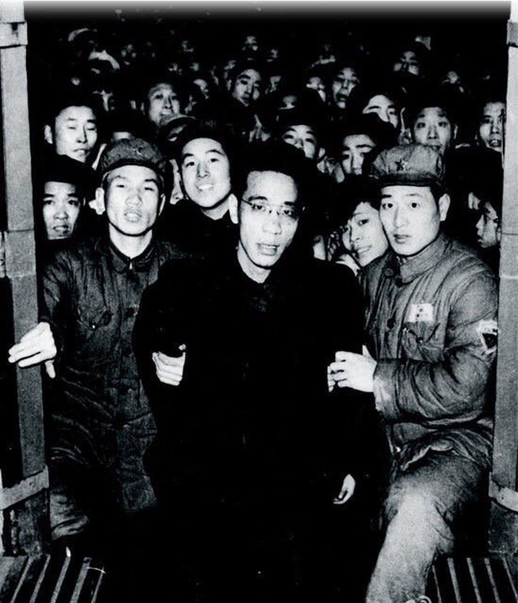 1952年2月,王康年被公安幹警逮捕押上警車。(網路圖片)