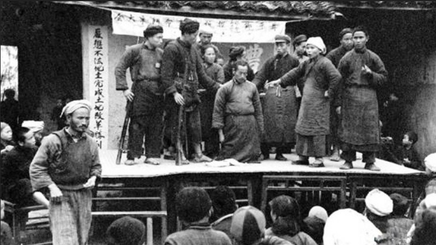 在土改中被批斗的地主被强迫下跪。（网络图片）
