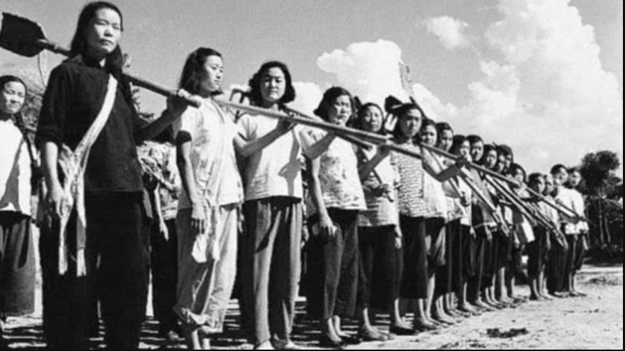 妇女参加“人民公社”劳动。（网络图片）