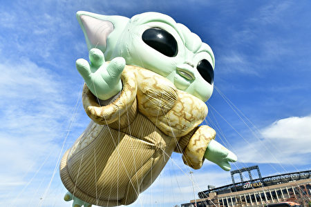 即将在“梅西感恩节游行”亮相的新款“尤达宝宝”巨型气球。
