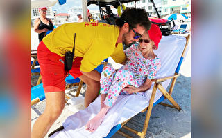 救生員相助 95歲老人達成親近沙灘的願望