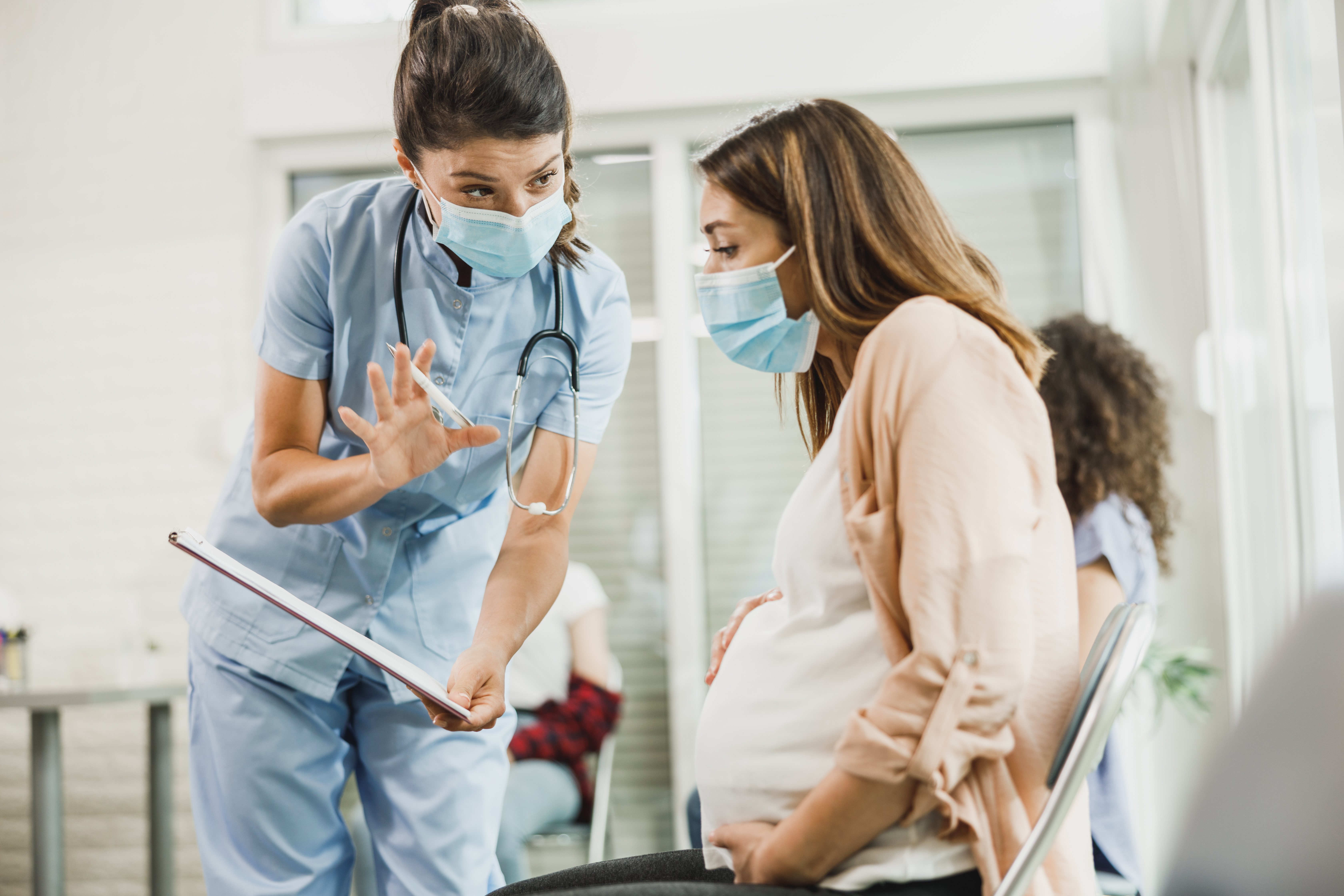 孕婦接受醫療照顧示意圖。(ShutterStock)