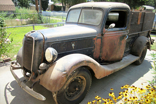 组图：美八旬老妇拍卖一辆原装福特古董车