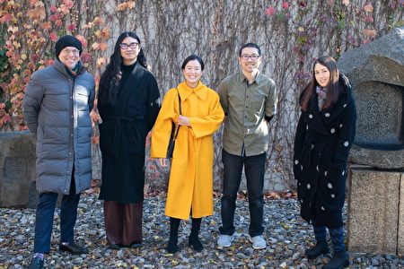 （从左至右）野口勇博物馆馆长Brett Littman、三位获奖华裔艺术家Mo Kong、Woomin Kim、萧喆旻和活动策展人Katie Korns合影。