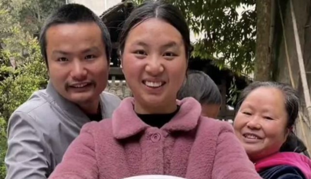 中国农民网红“牛爱芳的小春花”被揭原来并非真正农民。左起为牛爱芳、小春花。(网路图片)