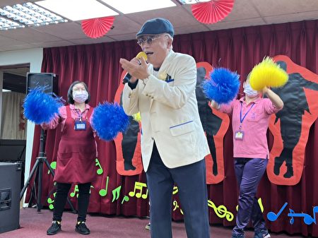 八德榮家舉辦「全民Ｋ歌，唱享狂歡」活動，鼓勵長輩上台表演，展現樂齡活力精神。