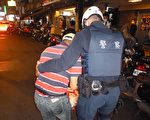 暖警善举感动老翁 民众直呼好温暖！