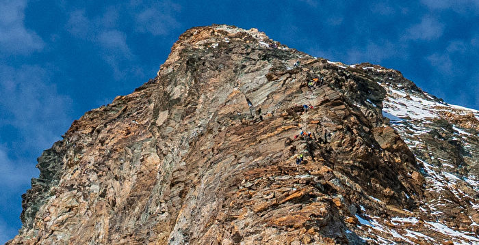 站在马特洪峰的巨人之肩 挑战登顶的陡直山壁