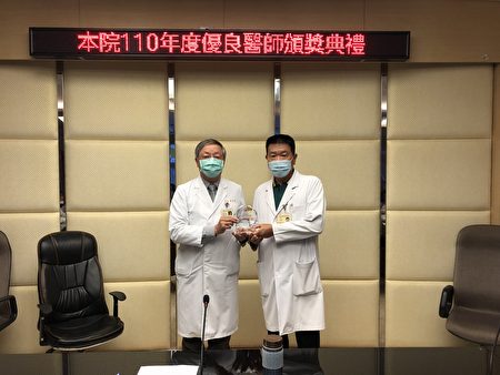 陈裕中医师(右)获颁北荣桃园分院110年优良医师并与院长卢星华合影。 