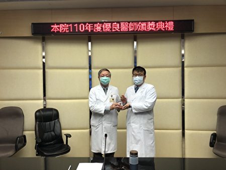 急诊医学科主任谢明顺(右)获颁北荣桃园分院110年优良医师并与院长卢星华合影。