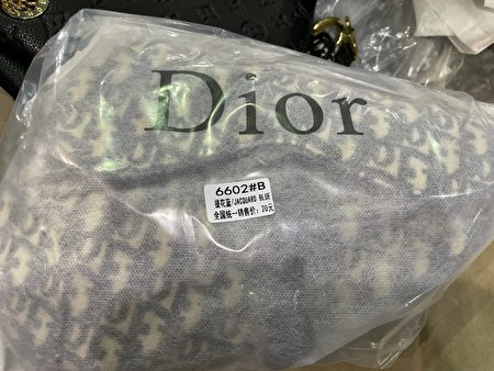 假Dior包包上用中文简体字写着“全国统一零售价：20元”