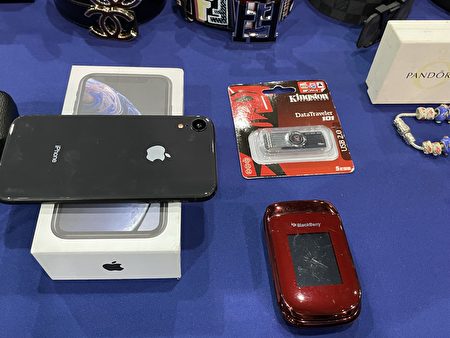 纽约JFK国际机场海关截获的假iPhone手机及假电子产品。