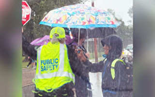 巡邏警冒雨執勤 10歲男孩主動為她撐傘
