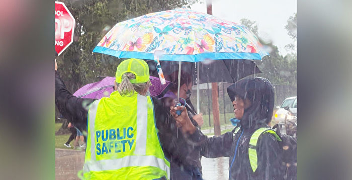 巡逻警冒雨执勤 10岁男孩主动为她撑伞