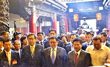 图为中共海协会会长陈德铭一行人2015年11月30日到台湾时，参访大甲镇澜宫。