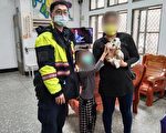 迷途小白兔误闯店家 警察灵机一动找到主人