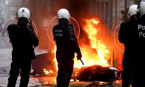 【疫情11.21】反限制措施 比利时人与警爆冲突