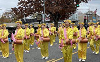 华人腰鼓队参加费城感恩节游行  观众随鼓点起舞