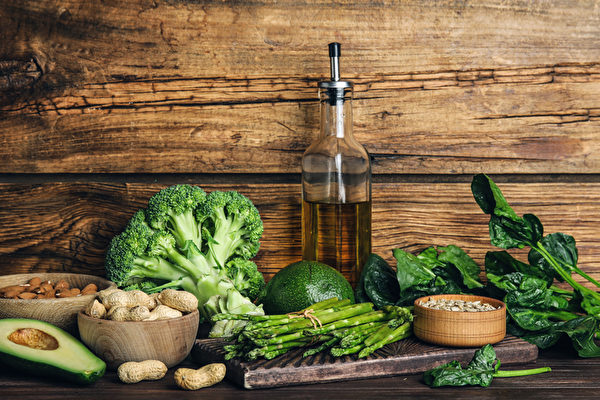維生素E廣泛存在於植物油、堅果、瓜子、水果和蔬菜類食物中。(Shutterstock)