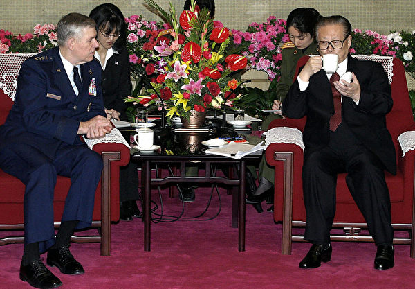 2004年1月15日，江澤民已經卸任中共總書記2年，但仍以軍委主席身份會見來訪的美國參謀長聯席會議主席邁爾斯（Richard Myers）。（Ng Han Guan/AFP via Getty Images）