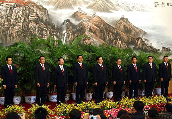 2002年11月15日，胡锦涛成为中共总书记，但政治局常委增加到9人，多数是江泽民的亲信（Frederic J. Brown/AFP via Getty Images）