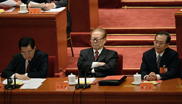 2012年11月14日，江泽民（中）和胡锦涛（左）和温家宝（右）在中共十八大上。江泽民做了10年的“太上皇”，还试图影响下一任的习近平。（Chai Hin/AFP via Getty Images）