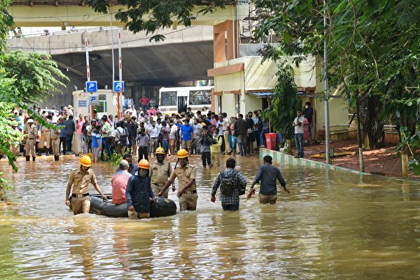 组图：印度班加罗尔暴雨成灾 街道民宅被淹