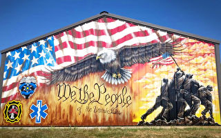 美国艺术家绘制颂扬爱国主题的巨幅壁画