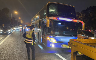 驾驶突昏迷 台湾两英雄紧急控制游览车救43人