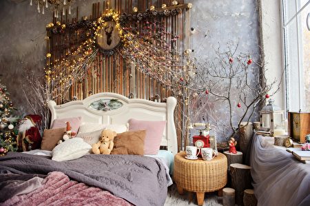 Lateral,View,Of,A,Decorated,Room,For,Winter,Holidays,With