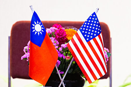 圖為中華民國與美國國旗。