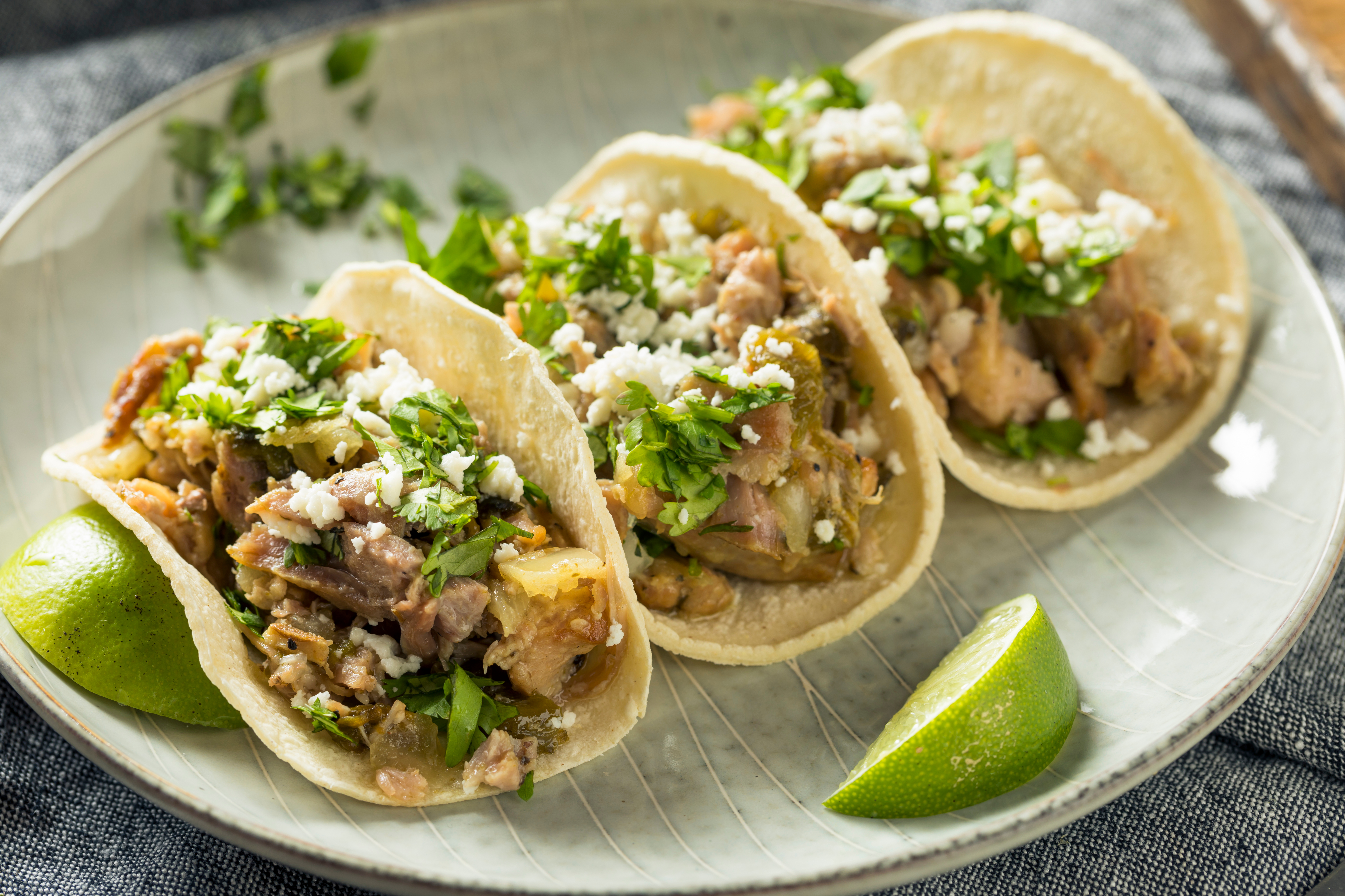 玉米薄饼夹墨西哥炖猪肉（carnitas），猪的体型圆润而丰满，象征荷包满满。(Shutterstock)