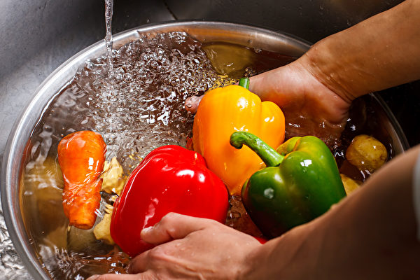 洗菜用流動的清水即可，用小蘇打、醋、鹽巴、洗米水會越洗越糟。(Shutterstock)
