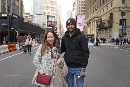 2021年11月25日，Edith Alvarez（左）与Andres Alvarez在曼哈顿中城观赏梅西感恩节游行。