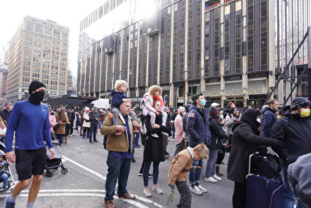 2021年11月25日，民眾在曼哈頓麥迪遜花園外等候梅西感恩節遊行隊伍通過。