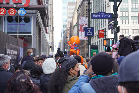 2021年11月25日，梅西感恩節遊行隊伍通過曼哈頓中城33街，民眾爭相圍觀。