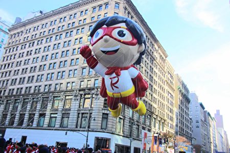 2021年11月25日，第95屆梅西感恩節大遊行的巨型氣球「紅色泰坦」（Red Titan）經過梅西百貨旗艦店附近。
