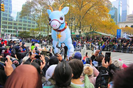 2021年11月25日，第95屆梅西感恩節遊行隊伍行經第六大道，充氣玩偶小馴鹿TipToe駐足與民眾互動。