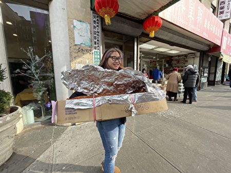一名亚裔买了一只烤全乳猪过感恩节，她说当晚大家庭团圆聚餐。