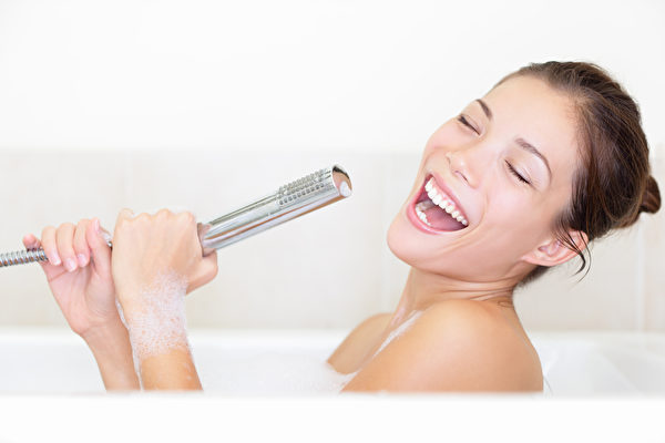 在浴室唱歌不仅声音变好聼，对身心健康还有3大好处。（Shutterstock）