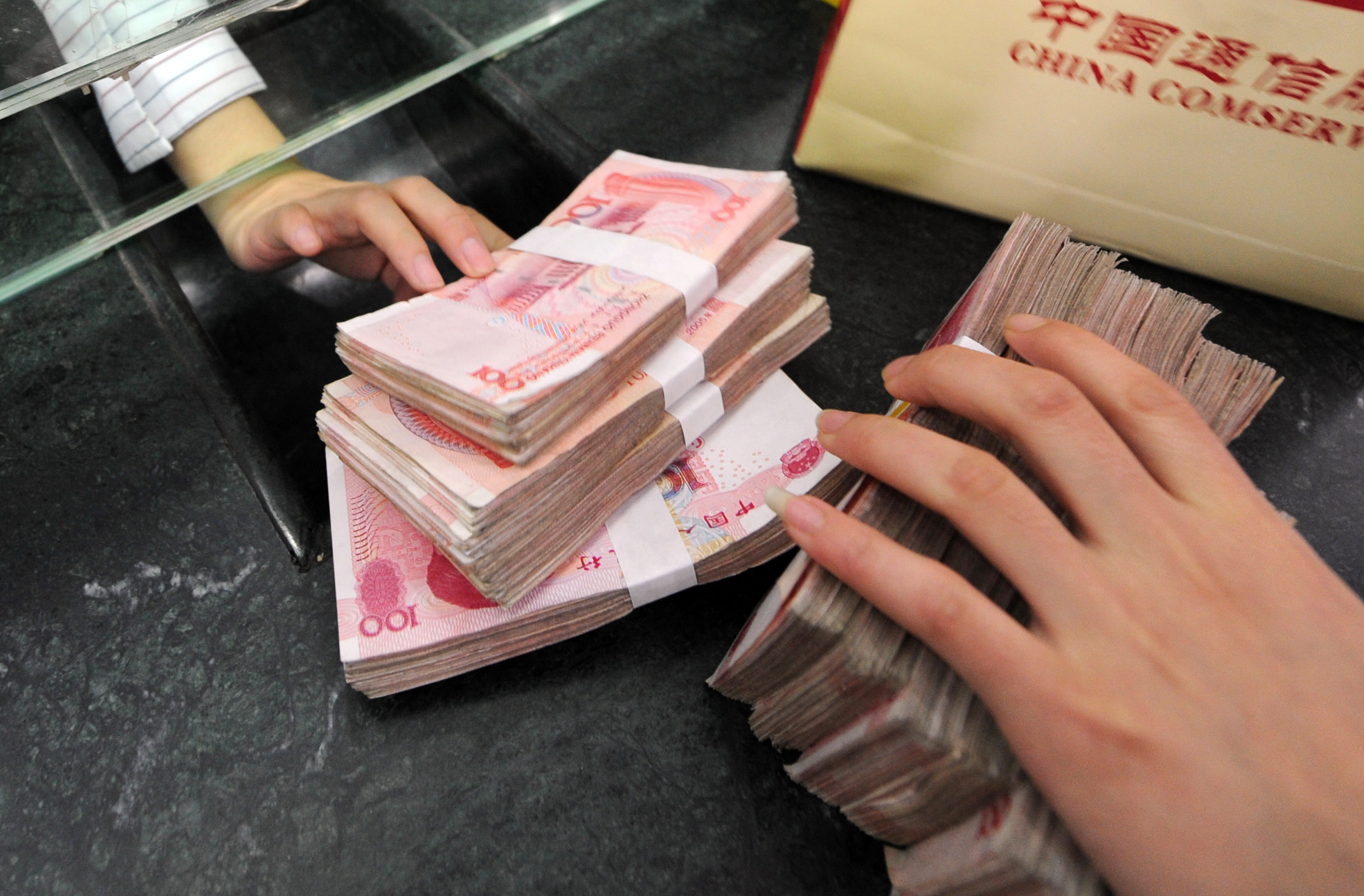 中共大搞P2P互联网金融，政府部门联合商人大肆开展理财，造成数千万出借人血汗钱被骗，总金额高达8000亿。（China Out/AFP）