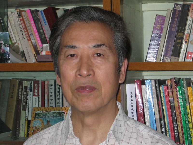 山东大学退休教授孙文广认为，中国大陆的中产阶级利用微信群组发表意见的人数正在日益壮大。（新唐人电视台）