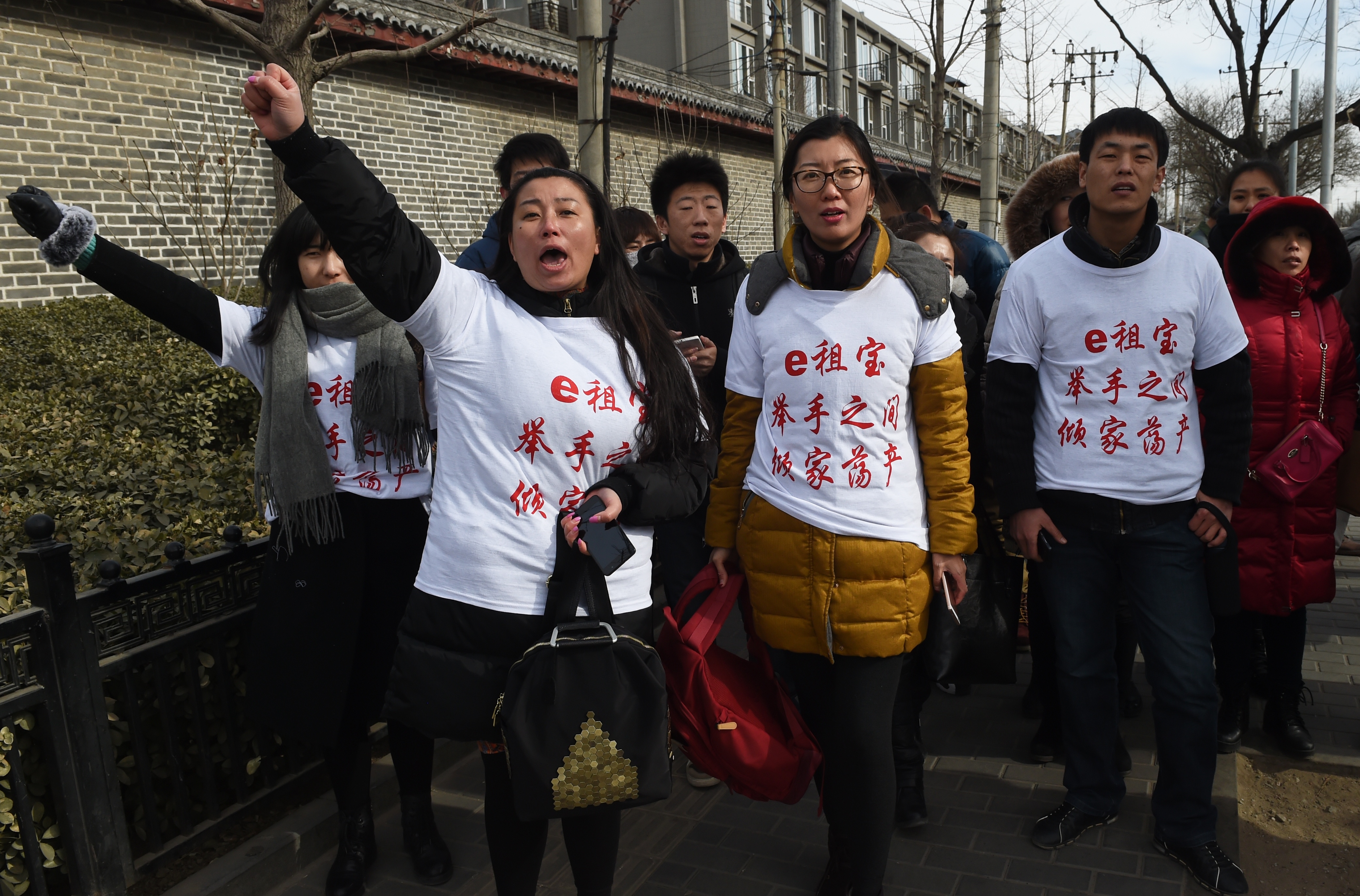“e租宝”的P2P网路借贷平台就是一个彻头彻尾的庞氏骗局。图为2016年2月4日，“e租宝”的投资者在北京的抗议活动中高呼口号。（Greg Baker/AFP）