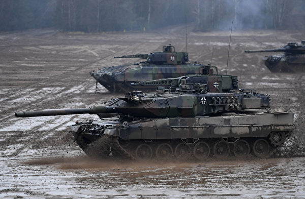 2018年12月6日，德國聯邦國防軍的豹2式坦克在明斯特訓練。（David Hecker/Getty Images）