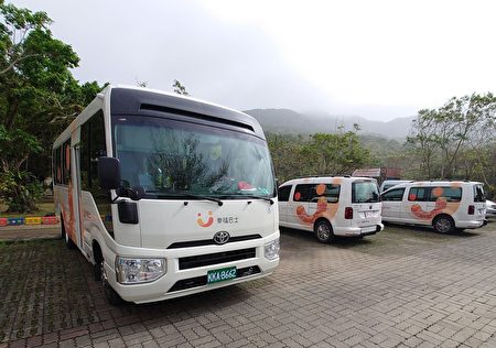 屏东县政府推动满州乡幸福巴士2.0计划，提供偏乡地区运输服务，获卫福部2021年台湾健康城市暨高龄友善城市奖“城市伙伴奖”殊荣。