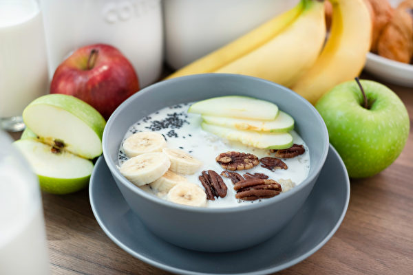 在飲食中補充6類營養素，可改善憂鬱程度。(Shutterstock)