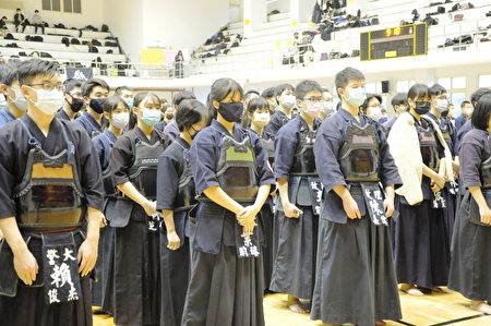 来自全国三十多所大学，百余位的剑道好手齐聚醒吾科大体育馆，以剑会友争取团队荣誉。