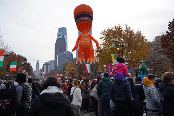 美国费城感恩节大游行 传统佳节话感恩